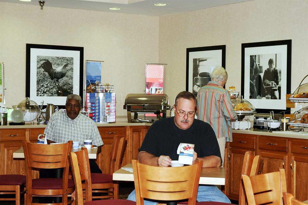 Wingate By Wyndham Steubenville Restaurant photo